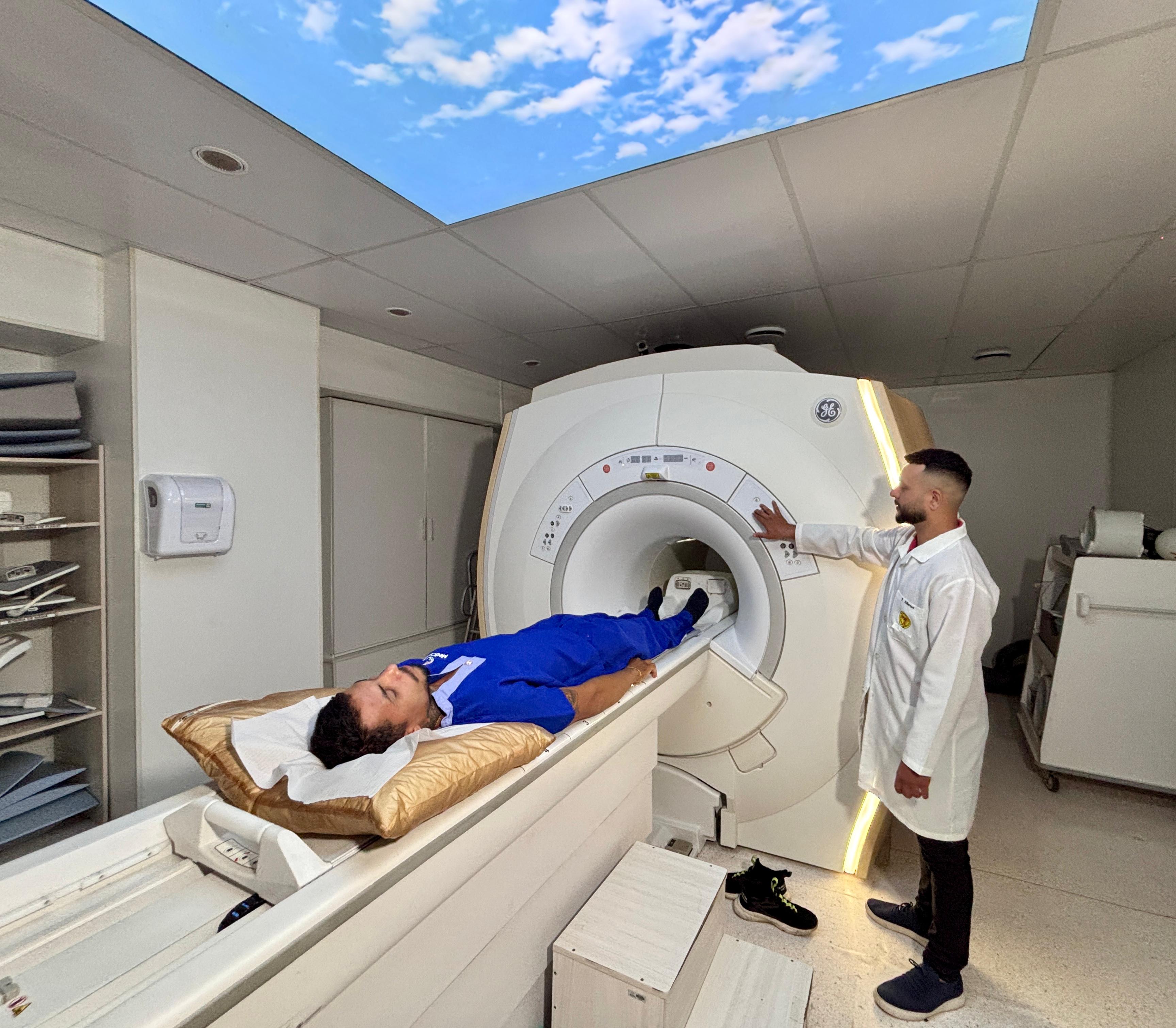 Paciente acompanhado pela equipe da Clínica Amor e Vida durante a preparação para o exame de ressonância magnética