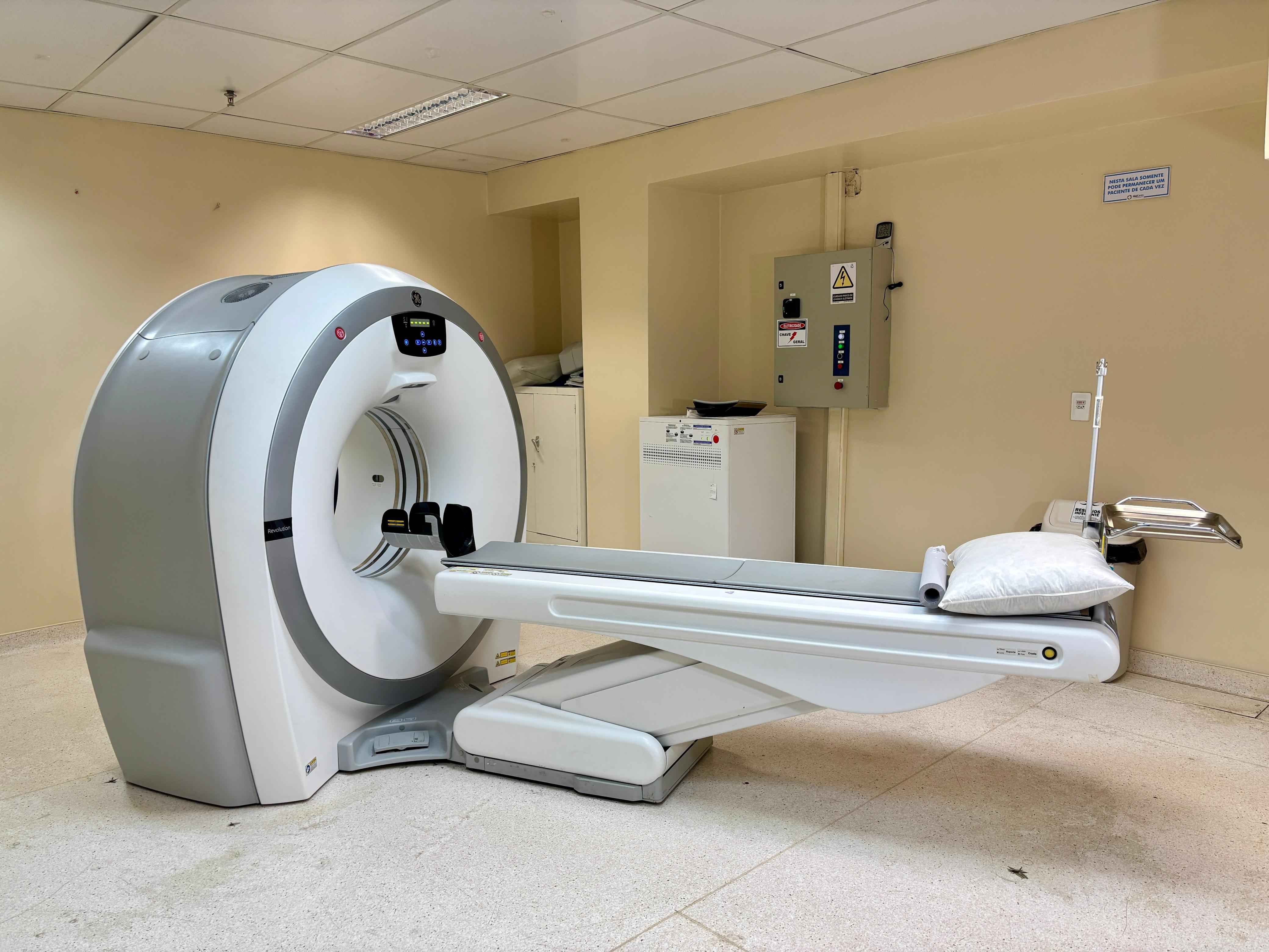 Sala de tomografia computadorizada da Clínica Amor e Vida com o equipamento pronto para o exame